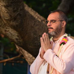 Homem em meditação, mãos em prece