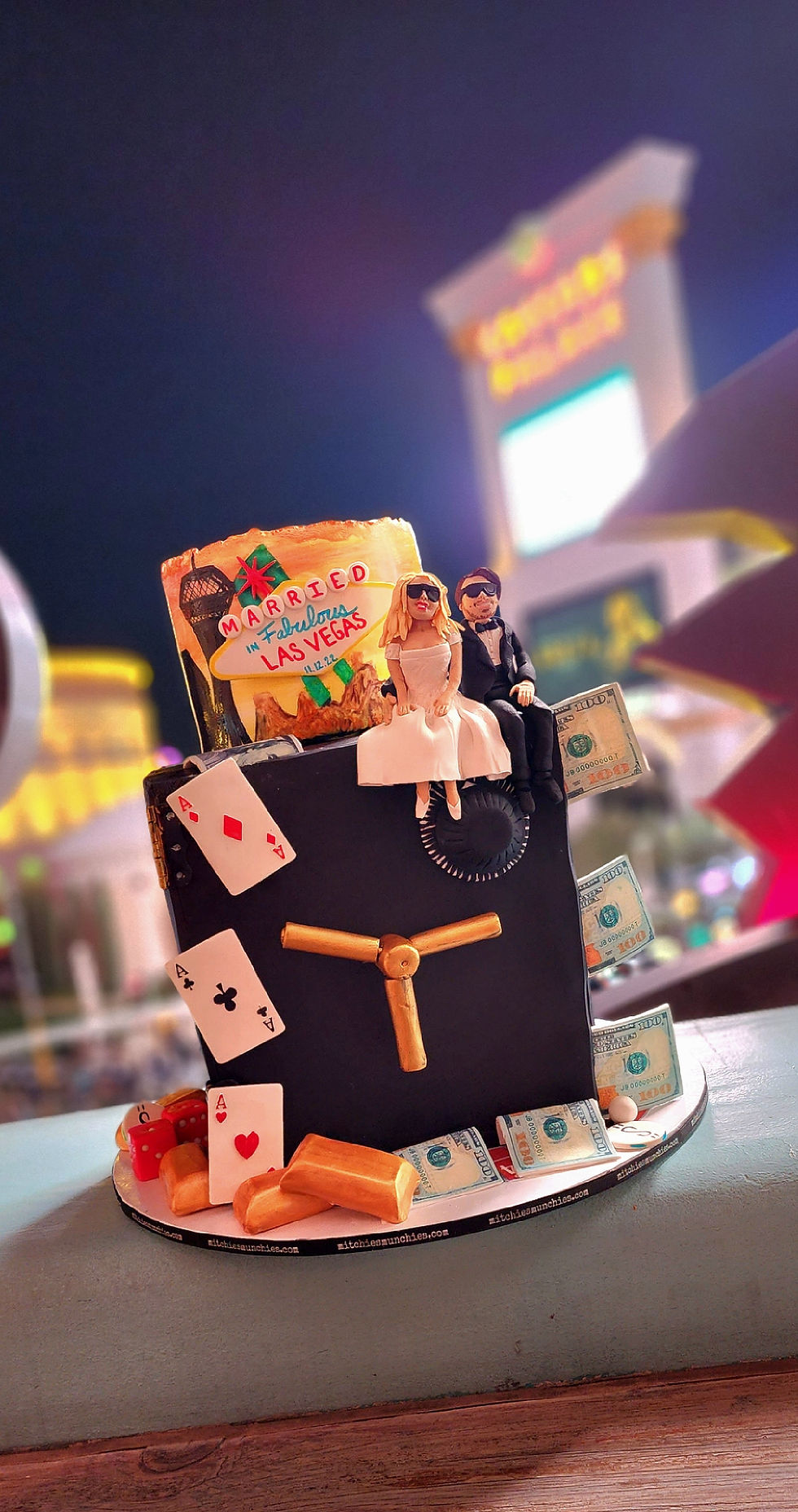 Married-las-vegas-wedding-cake-mitchies-munchies