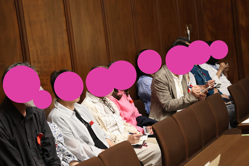 決算委員会を開く第8委員会室には、傍聴席が12席しかありません(立ち見もナシ)