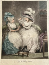 Estampe anglaise en couleurs de William Ward intitulée THE BILLET DOUX. Deux femmes en robes somptueuses et grands chapeaux à plumes sont assises sur un canapé en train de lire une lettre d’amour. Un petit chien les observe depuis un tabouret.
