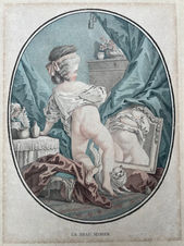 Estampe ovale en couleur intitulée LE BEAU MIROIR. Une femme vue de dos dans un boudoir regarde dans un miroir orné, tandis qu’un chat est assis à ses pieds.