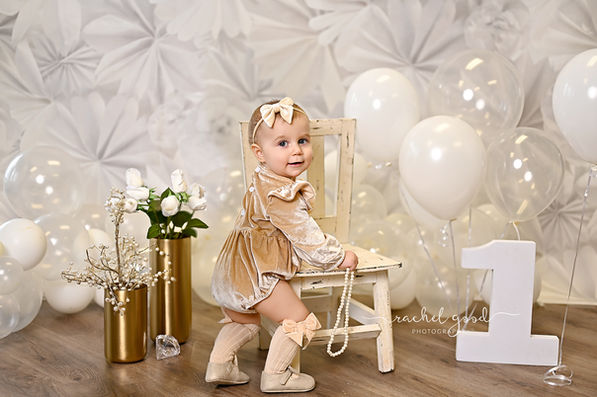 Capturing Magical Memories: A Winter Onederland Cake Smash Session with Anastasia