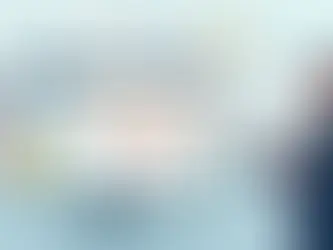 Ilustração de candidato analisando painel digital com pontuação de leads eleitorais 