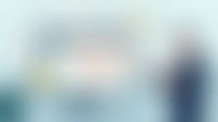 Ilustração de candidato analisando painel digital com pontuação de leads eleitorais