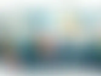 Ilustração corporativa plana de equipe diversa reunida em escritório moderno discutindo estratégias de comunicação ativa