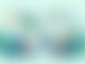 Ilustração corporativa mostrando comparação entre campanhas pagas e ações orgânicas com gráficos e ícones de segmentação