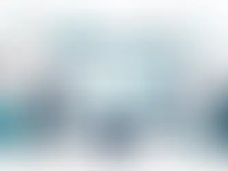 Equipe de marketing político analisando dados de campanha em painel digital 