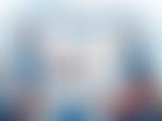 Ilustração corporativa mostrando equipe planejando arquitetura de comunicação com fluxos, canais e pilares de mensagem em tela digital