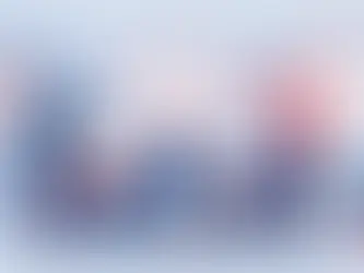 Equipe de campanha analisando fake news em telas digitais durante período eleitoral 