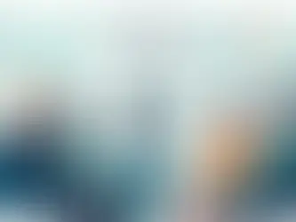 Ilustração corporativa flat mostrando equipe profissional em reunião estratégica de marketing político digital com gráficos e redes sociais no fundo