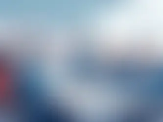 Equipe de assessores políticos trabalhando em comunicação e estratégia eleitoral em escritório moderno