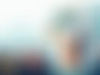 Ilustração de marketing político com político falando a eleitores e telas de redes sociais ao fundo 