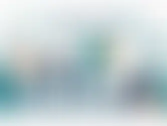 Equipe planejando estratégia de pré-campanha com mapa do Brasil e calendário eleitoral em tela gigante 