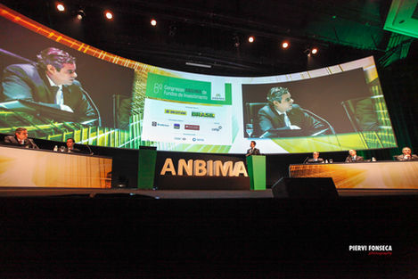 Registro fotográfico e audiovisual de eventos corporativos.