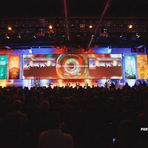 Registro fotográfico e audiovisual de eventos corporativos.