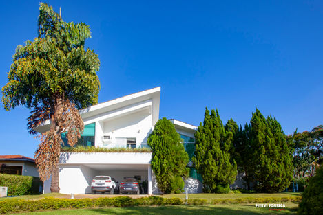 Fotografia profissional de arquitetura e interiores, valorizando a composição, a luz, os materiais e os detalhes de cada ambiente. Imagens pensadas para apresentar e valorizar imóveis com qualidade, estética e impacto visual.