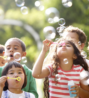 Kinder Blowing Bubbles