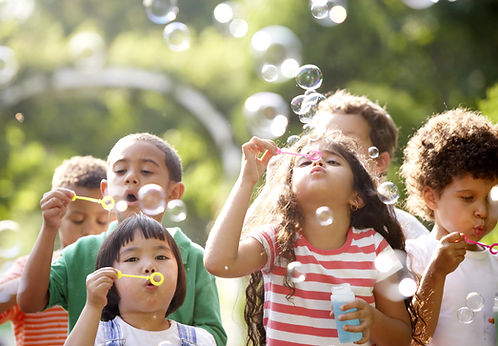 Niños que soplan burbujas