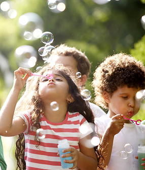 Kinder Blowing Bubbles