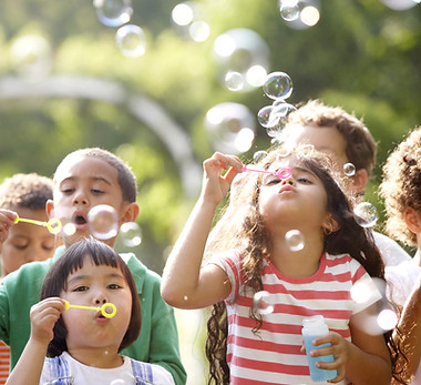 Kinder Blowing Bubbles