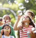 Kinder Blowing Bubbles