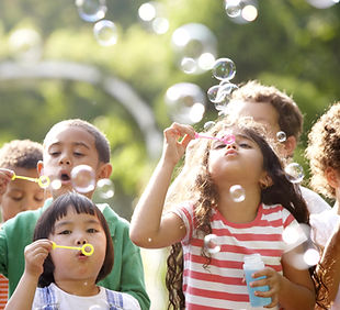 Kinder Blowing Bubbles