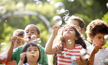Niños que soplan burbujas