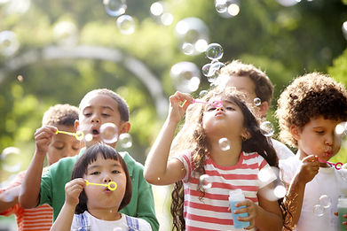 Kinder Blowing Bubbles