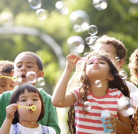 Kinder Blowing Bubbles