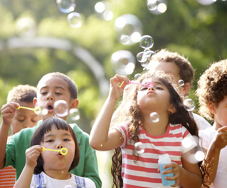 Kinder Blowing Bubbles