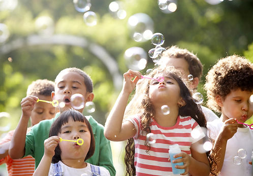 Enfants soufflant des bulles