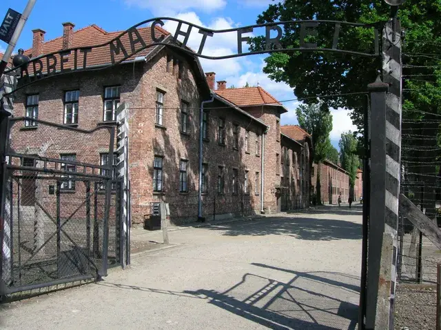 Auschwitz-brama-2.webp