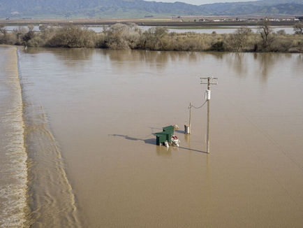 Tormenta deja al menos dos muertos y rompe un dique en California, EU