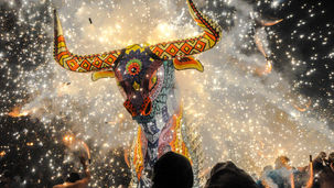 La tradicional quema de toritos en la Feria Internacional de la Pirotecnia