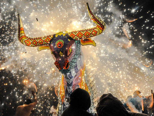 La tradicional quema de toritos en la Feria Internacional de la Pirotecnia