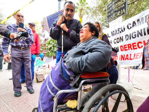 Se manifiestan personas con discapacidad frente al Palacio de Gobierno en Chihuahua