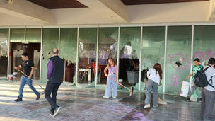 Manifestantes feministas rompen cristales en Rectoría de la Universidad de Guadalajara
