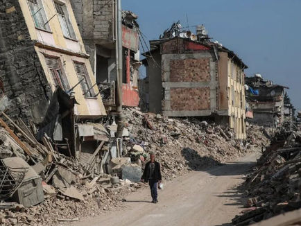 Turquía intenta identificar 2 mil 500 cuerpos de víctimas tras terremoto