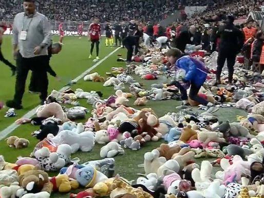 Aficionados lanzan muñecos para niños afectados por los sismos