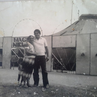 Primeira montagem da nova lona com cúpula romana. Na foto, Espedita Silveira e seu filho Hiran Silva.