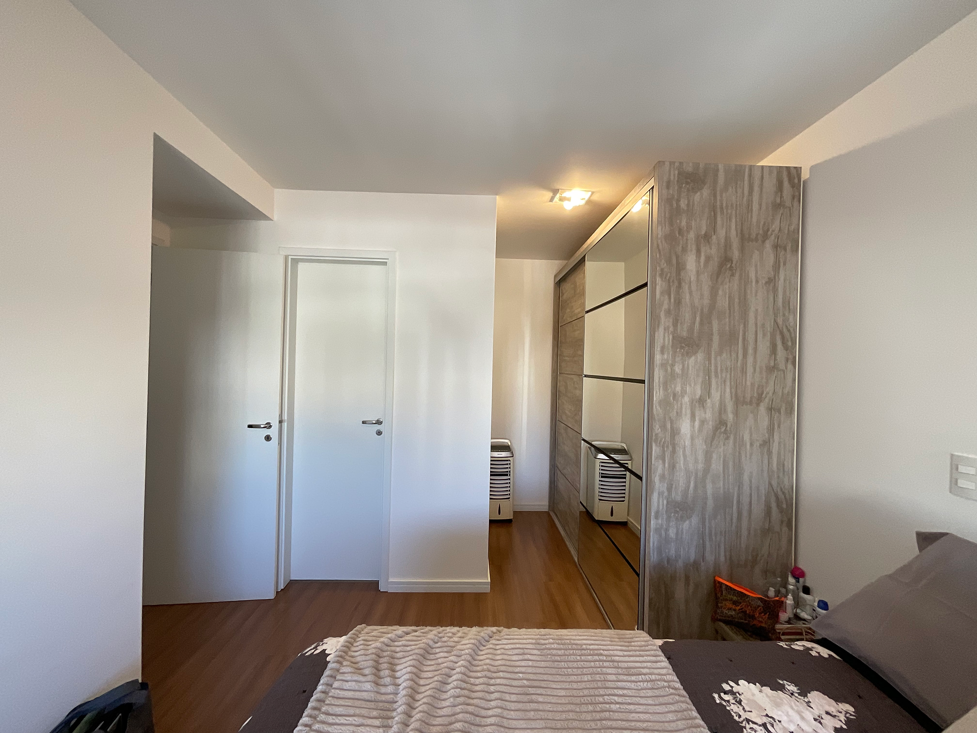 visão do quarto com guarda roupa