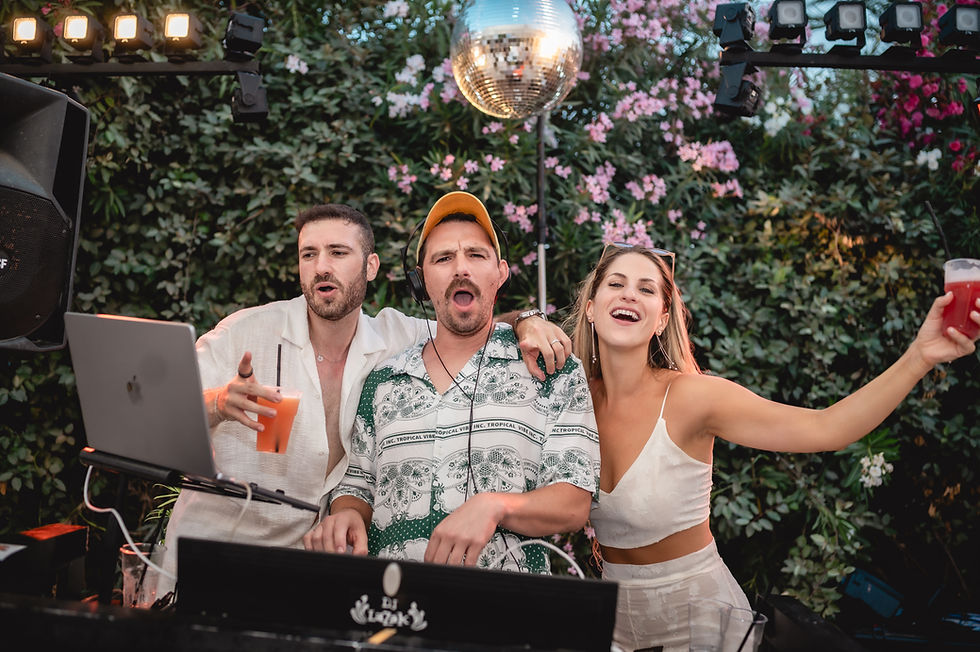 חנה ומיכאל בחצר