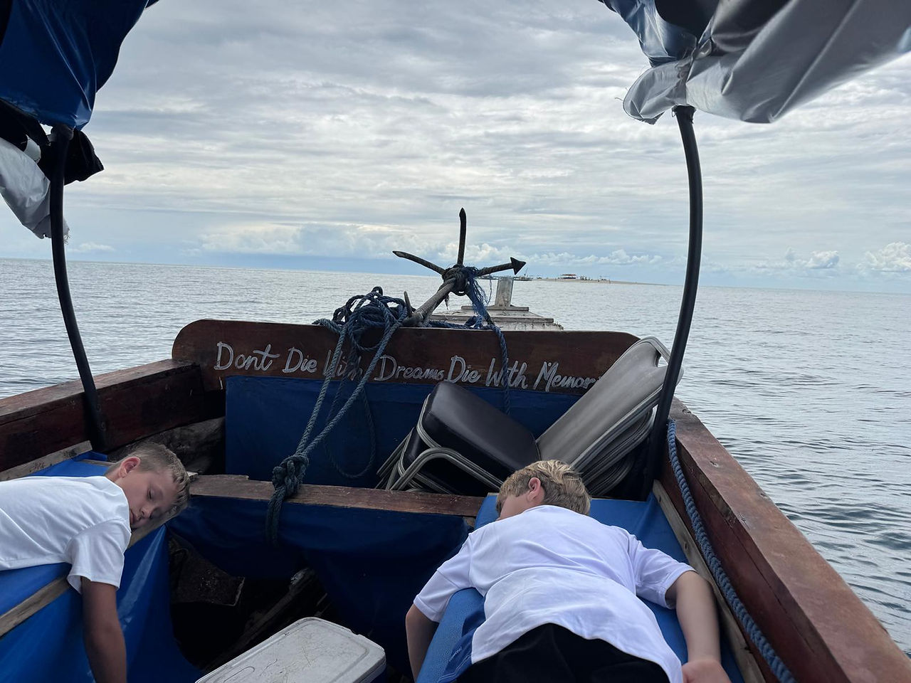 zanzibar enfants bateau nakupenda