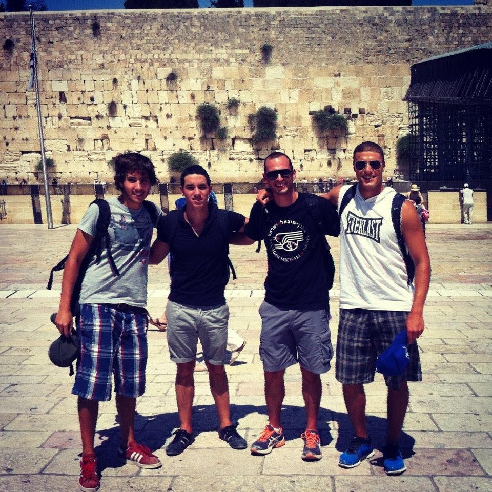 Gabriel con amigos del Ulpán en el Kotel, en Jerusalem.
