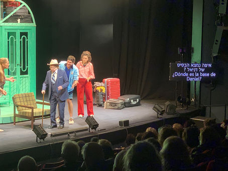 Teatro Yiddishpil: La obra “Con un pie en el avión", con subtítulos en español y hebreo.