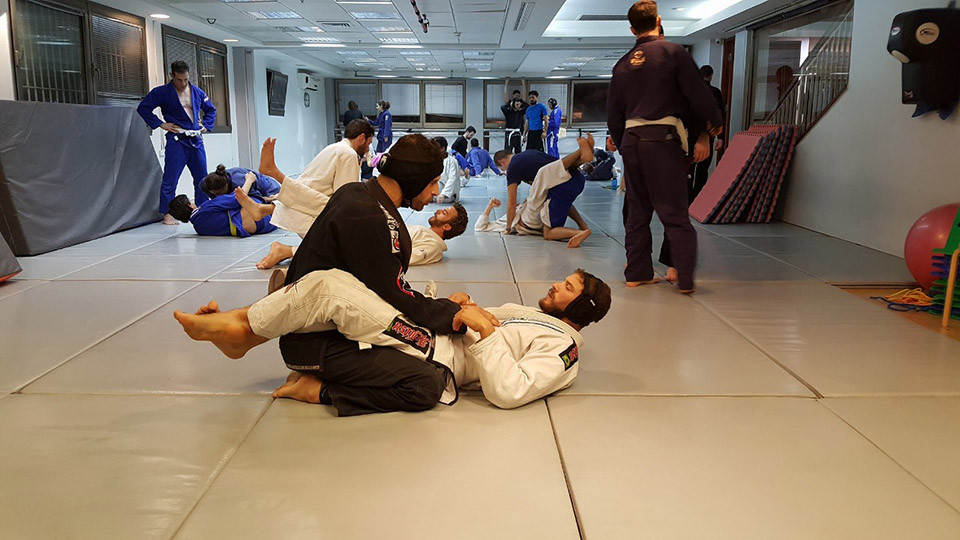 Gabriel Sklar (abajo, de blanco) en un entrenamiento de artes marciales. Foto cedida por el entrevistado.
