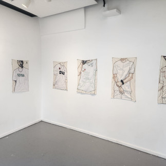 Costura sobre las franelas de los soldados