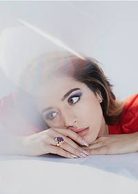 LOLA INDIGO NAO GAYOSO MAQUILLAJE Y PELO