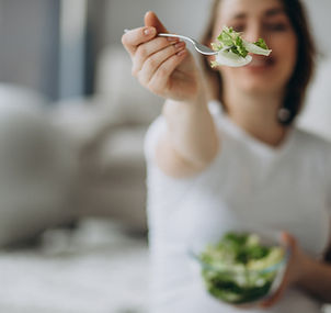 giovane-donna-incinta-che-mangia-insalata-a-casa.jpg