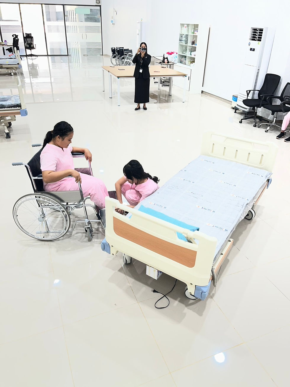 MBOの介護服を着て発表に臨みます!